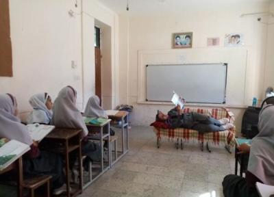 تصاویر تکان دهنده از فداکاری خانم معلم ، تدریس با درد روی تخت در کلاس درس
